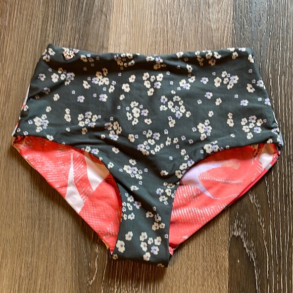 3 for $30 * NWOT Maaji Reversible High Waist Signature Cut Bikini Bottom - Picture 2 of 9